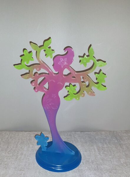 Rotu organizators Rozā Lēdija uz zila pamata