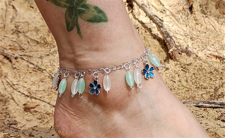 Zilās puķītes un garenas pērlītes