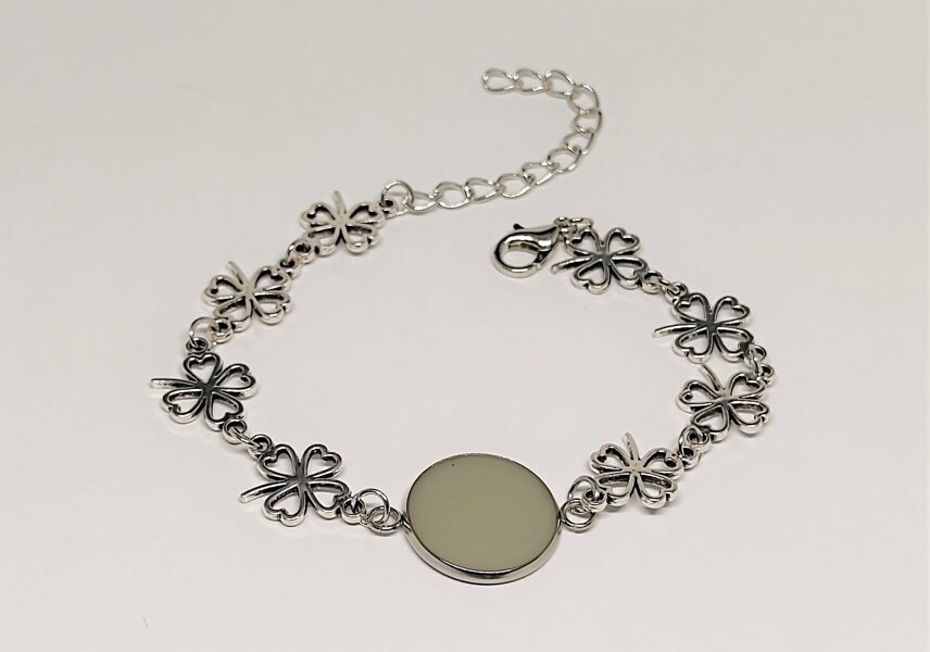 Četrlapu āboliņa rokassprādze ar spīdošo elementu