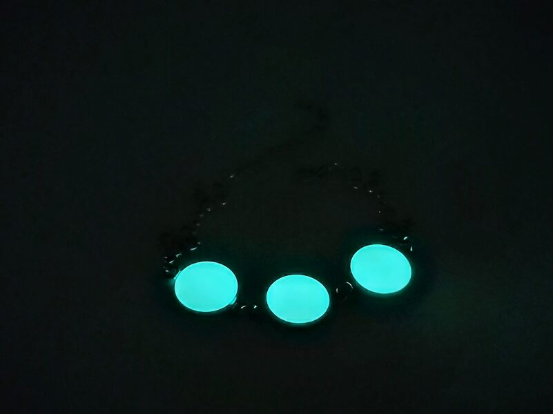 Četrlapu āboliņa rokassprādze ar spīdošiem elementiem 