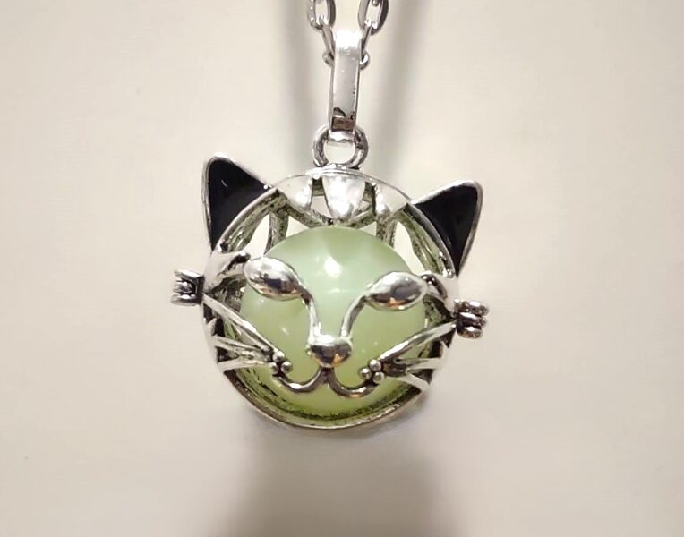 Tumsā spīdošs kulons Aromkaķis