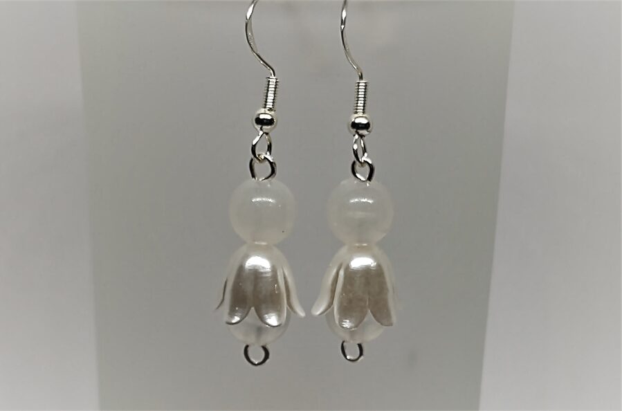 Puķu meitiņa ar baltiem svārciņiem