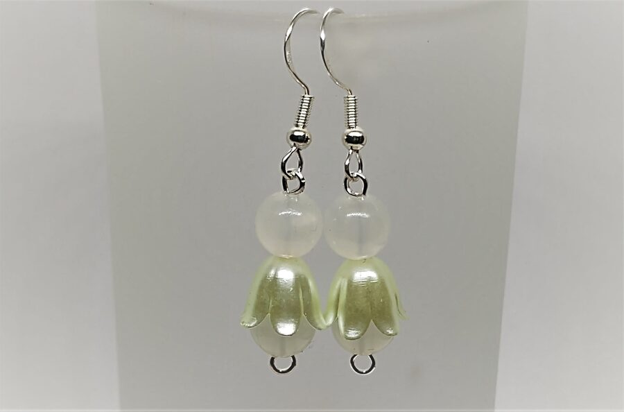 Puķu meitiņa ar gaiši dzelteniem svārciņiem