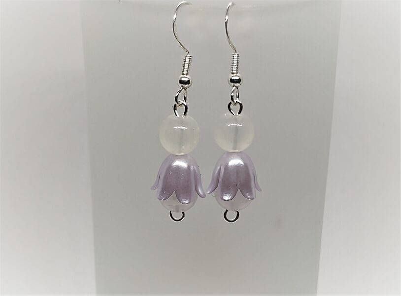 Puķu meitiņa ar gaiši violetiem svārciņiem