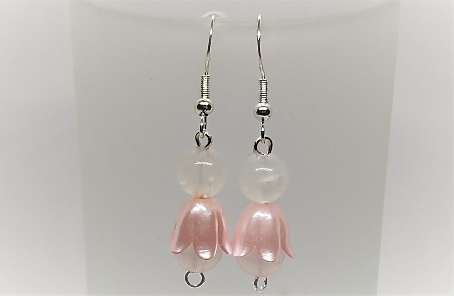 Puķu meitiņa ar gaiši rozā svārciņiem