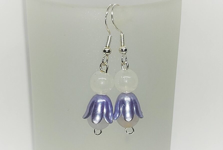 Puķu meitiņa ar violetiem svārciņiem