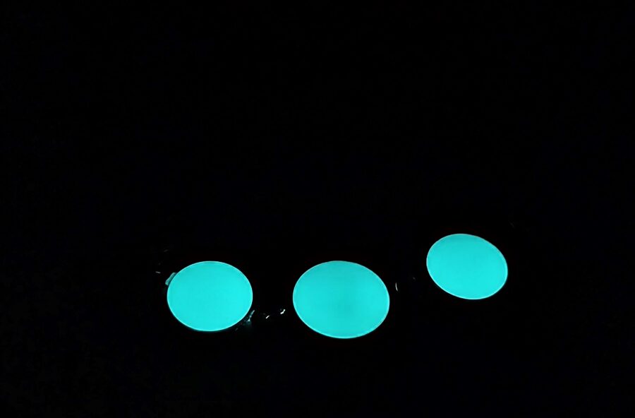 Bezgalības zīmju rokassprādze ar spīdošiem elementiem