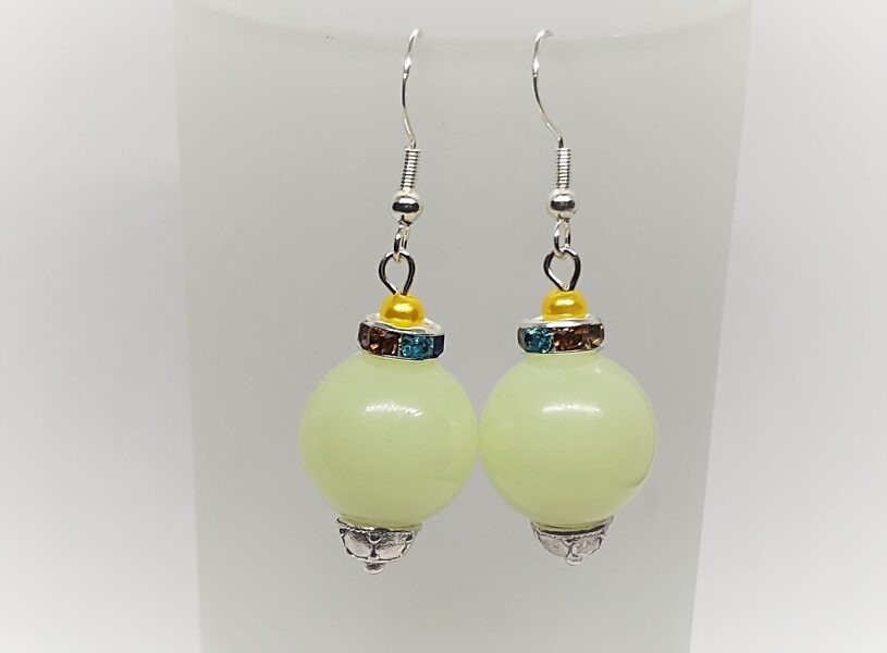 Bumbiņauskari ar krāsainiem kristāliņiem.