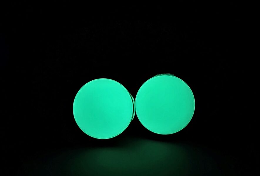 Apaļie zaļie auskari ar franču stila aķīšiem