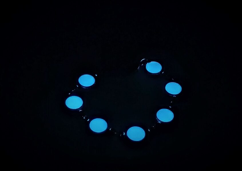 Smalka rokassprādze no 7 gaišiem maziem elementiem