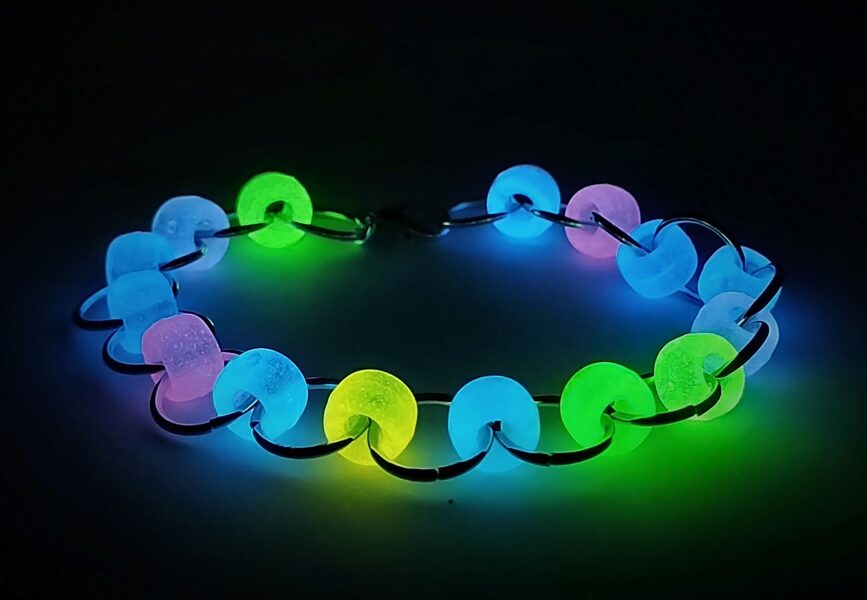 Koši krāsaina riņķīšu rokassprādze