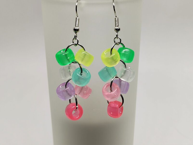 Riņķīšu auskari sudraba krāsā ar krāsainām pērlītēm