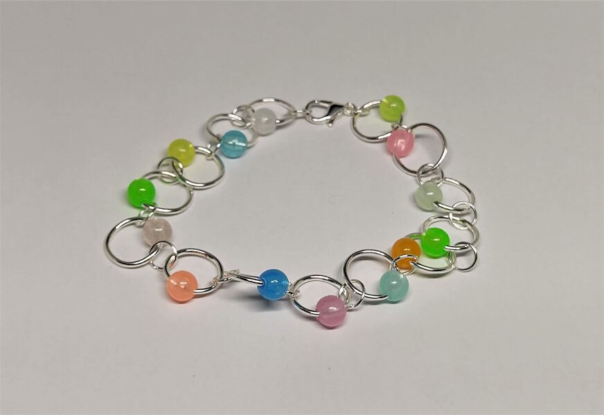 Riņķīšu rokassprādze ar krāsainām pērlītēm