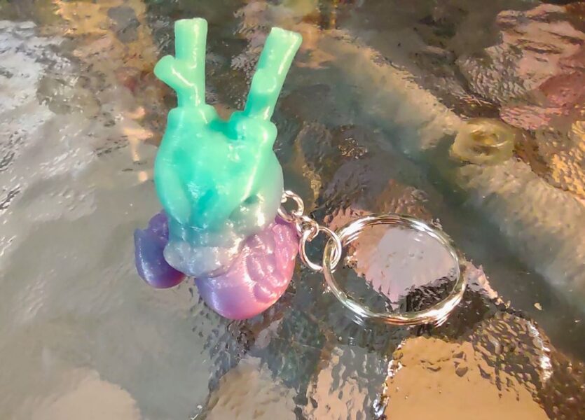 Mazais krāsainais pūķītis ar riņķi 