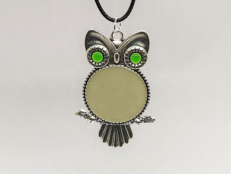  Pūce ar zaļām acīm