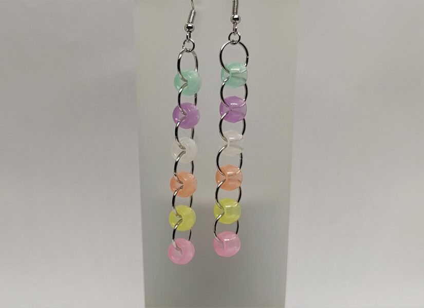 Garie rindas riņķīšu auskari sudraba krāsā ar pasteļkrāsas pērlītēm