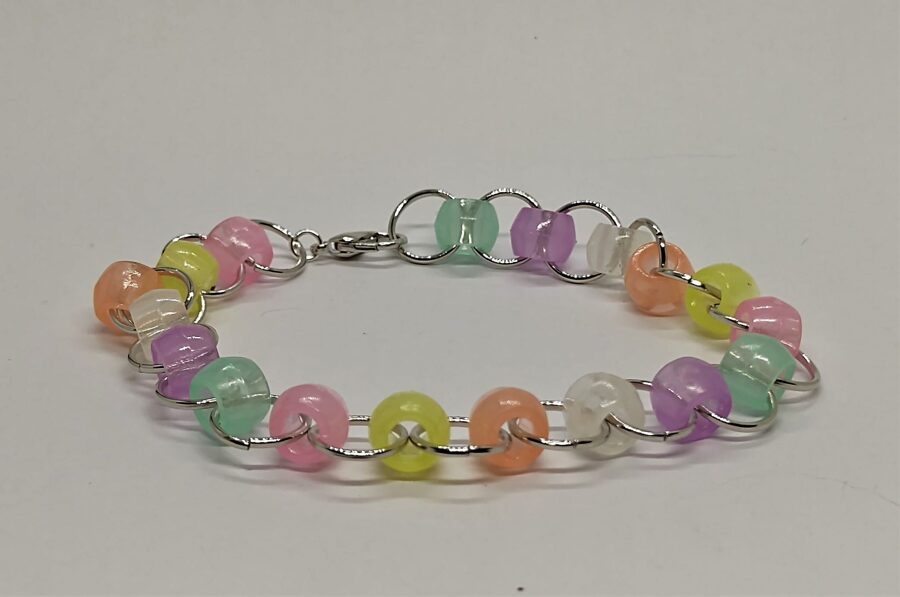 Maigi krāsaina riņķīšu rokassprādze