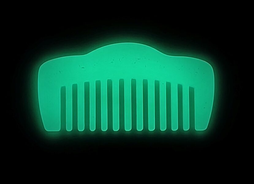 Ķemme ar dzelteniem gliteriem