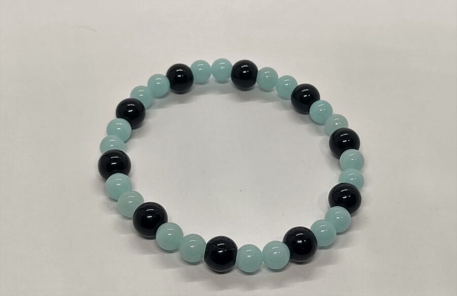 Melnā obsidiāna rokassprādze