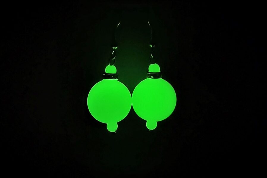 Bumbiņauskari ar krāsainiem kristāliņiem un mazām pērlītēm