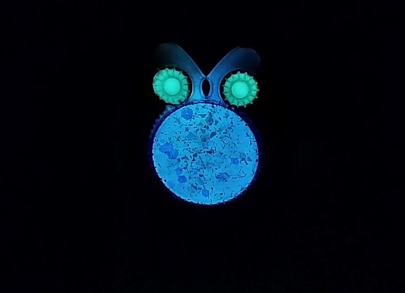 Pūce ar zaļām acīm un zaļganiem gliteriem