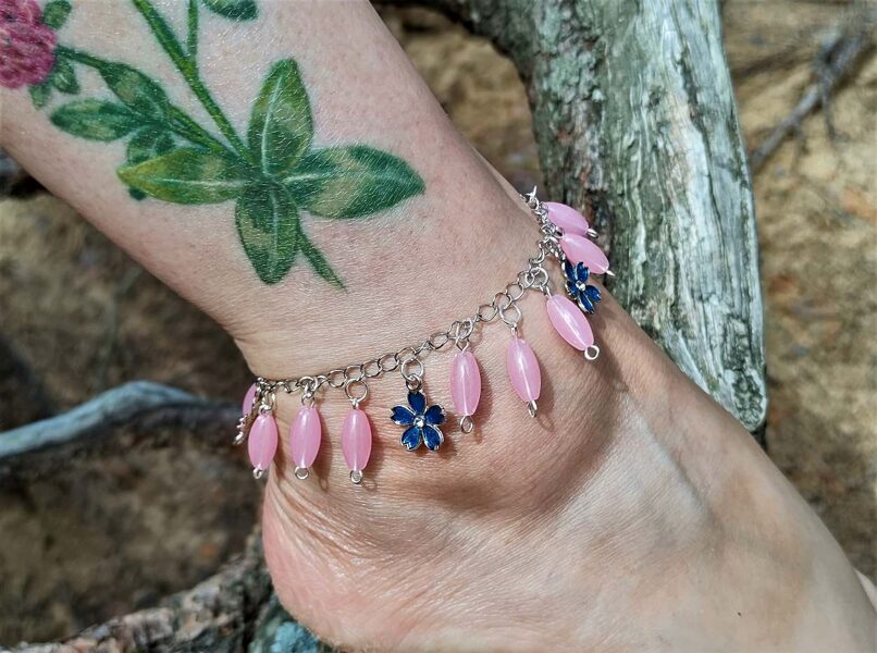 Zilās puķītes un garenas rozā pērlītes