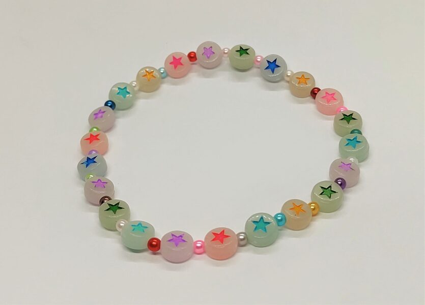 Krāsainās zvaigznes ar mazām bumbiņām