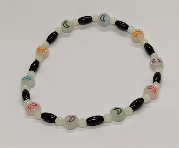 Krāsainie mēnestiņi ar melnu