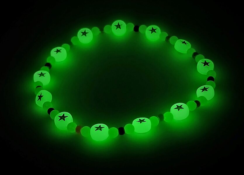 Melnās zvaigznes ar mazām bumbiņām