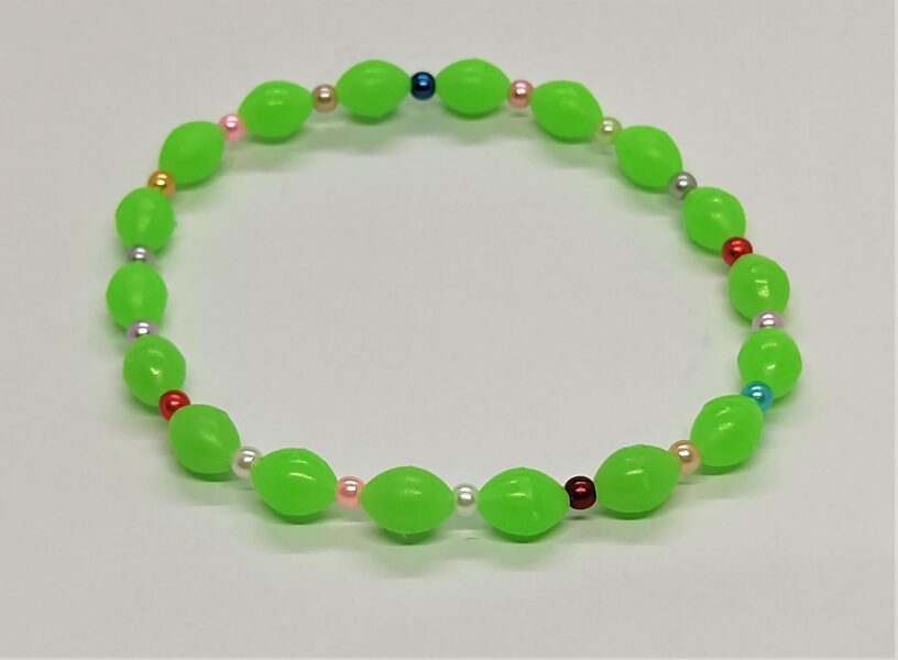 Zaļā ar mazām krāsainām bumbiņām