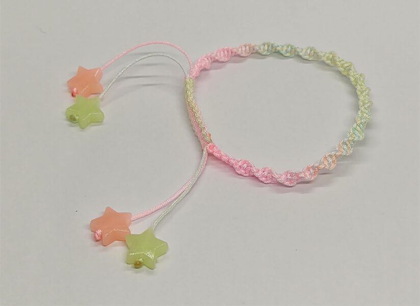 Maigi savītā pītā auklas rokassprādze