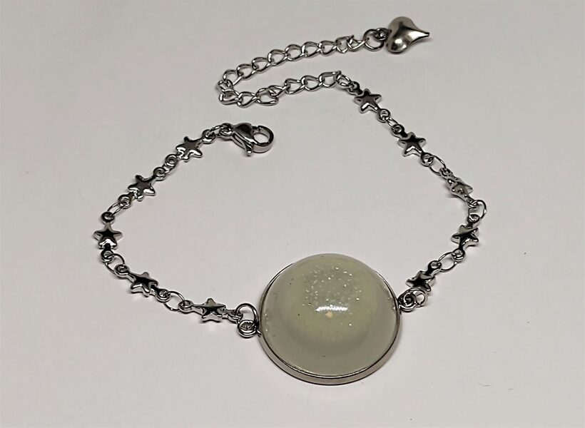 Smalka zvaigznīšu rokassprādze ar spīdošu zilu puslodi