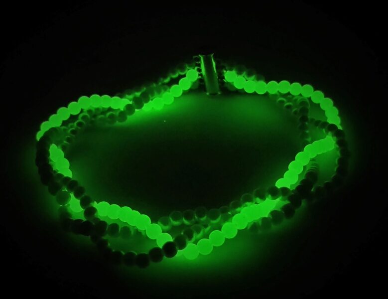 Maigi zaļā sapītā rokassprādze