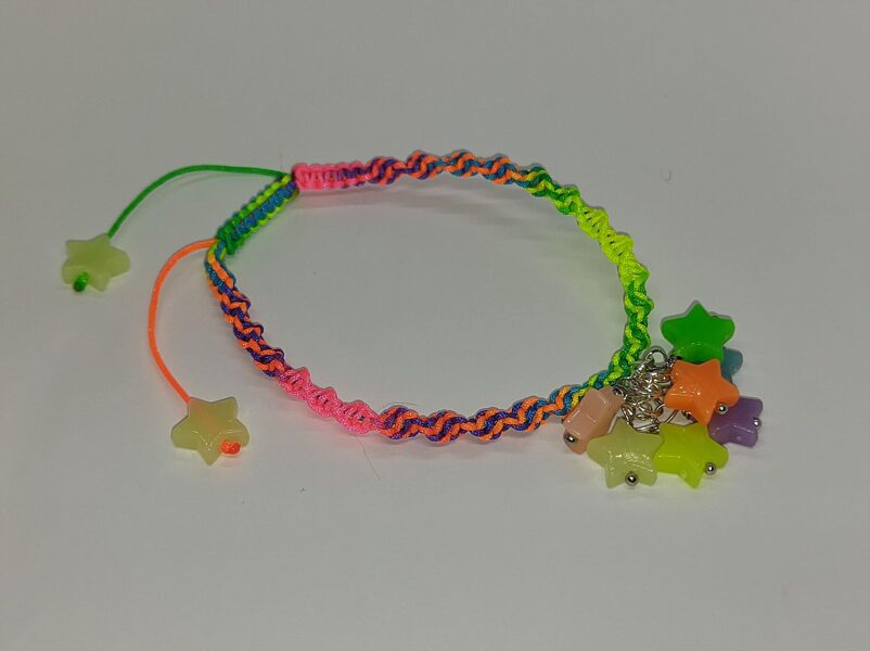 Košā savītā pītā auklas rokassprādze ar zvaigznēm