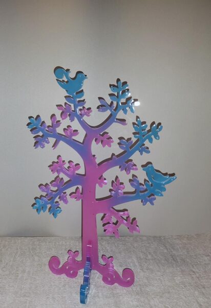 Rotu organizators Rozi zilā Koks ar putniem