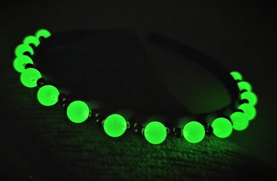 Violetā ar salātzaļām pērlītēm