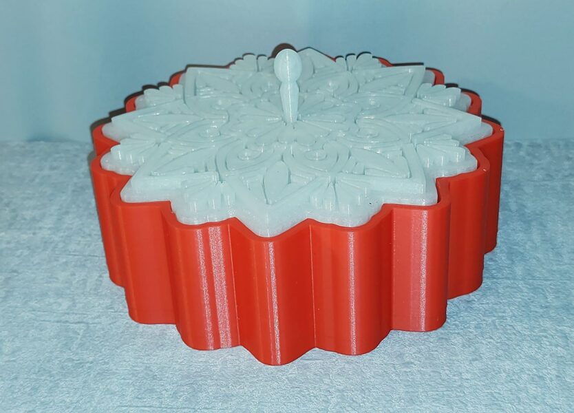 Sarkans ar spīdošu vāciņu