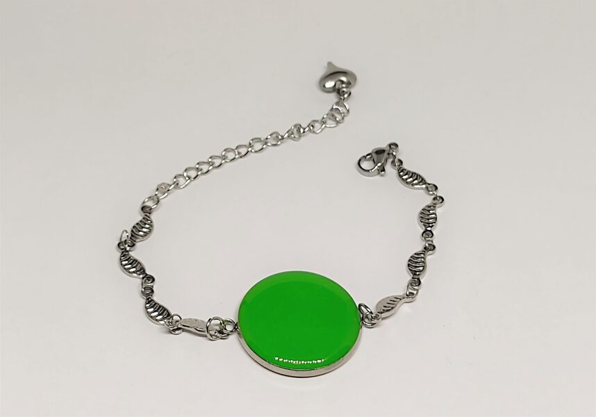 Smalka zaļa rokassprādze