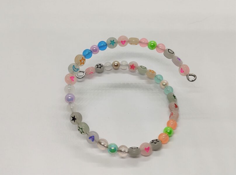 Atvērtā krāsainā rokassprādze 