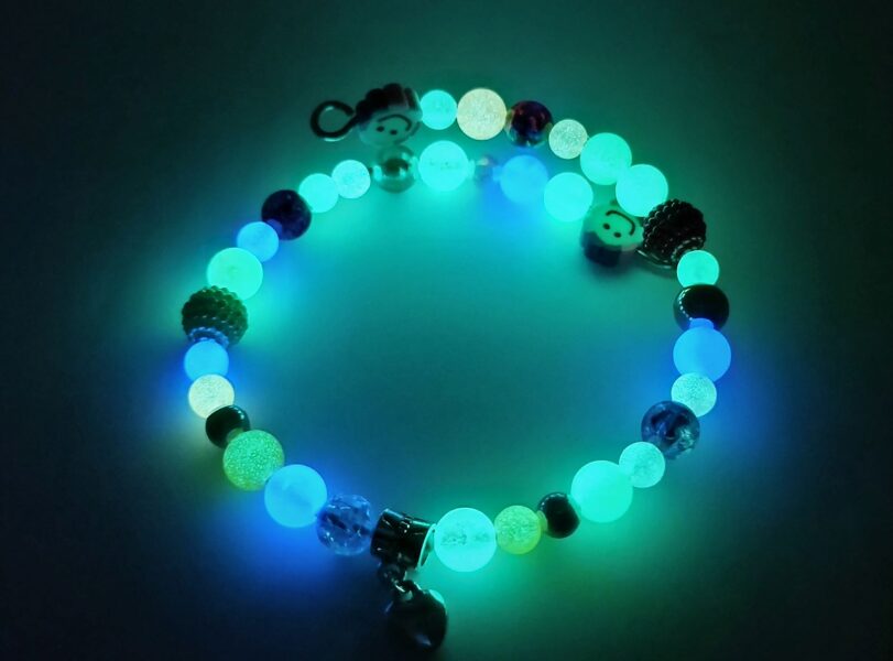 Atvērtā krāsainā rokassprādze ar sirds piekariņu 