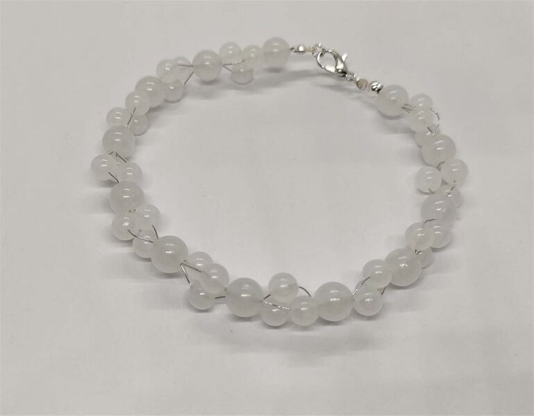 Balto pērlīšu rokassprādze 