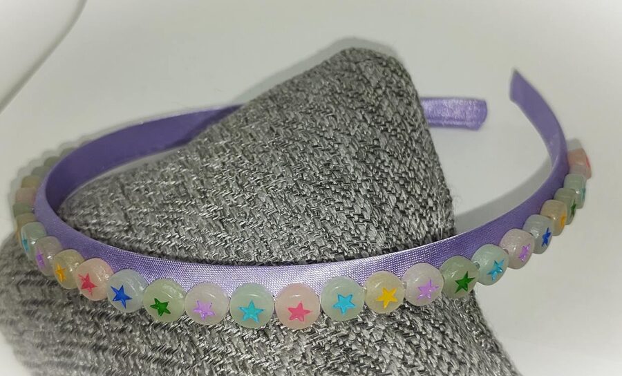 Gaiši violetā ar krāsainām zvaigznēm