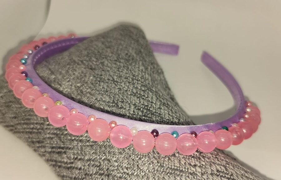 Gaiši violetā ar rozā un krāsainām pērlītēm