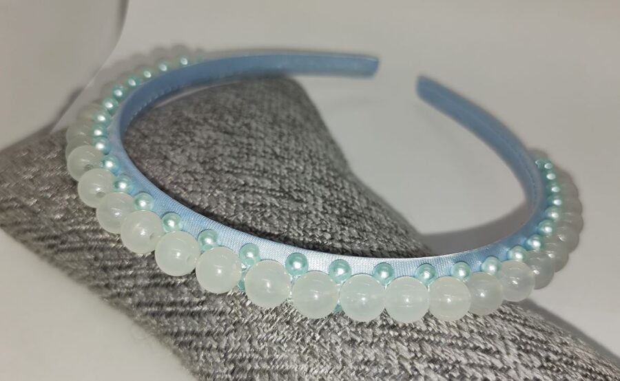 Gaiši zilā ar baltu