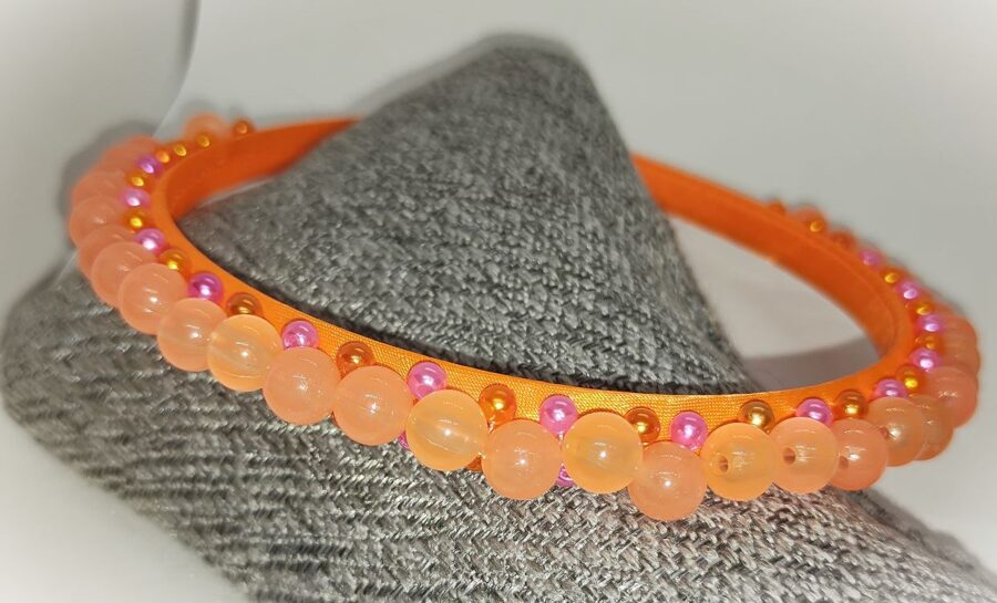 Oranžā ar rozā un oranžām pērlītēm