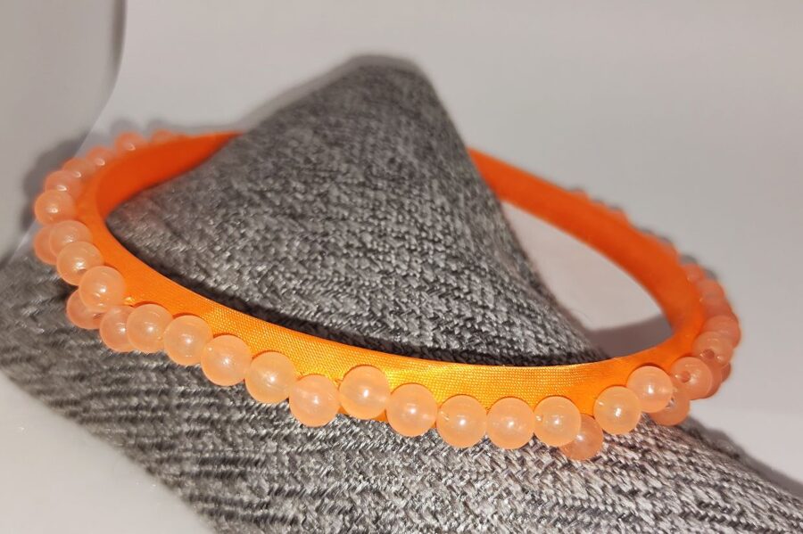 Oranža ar laškrāsas pērlītēm