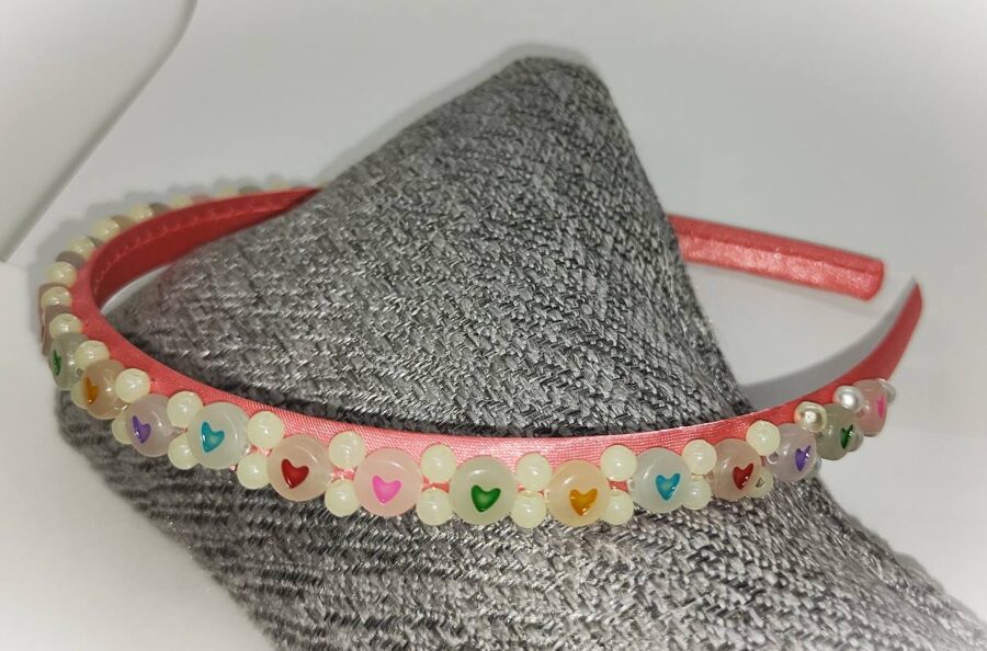 Tumši rozā ar krāsainām sirsniņām