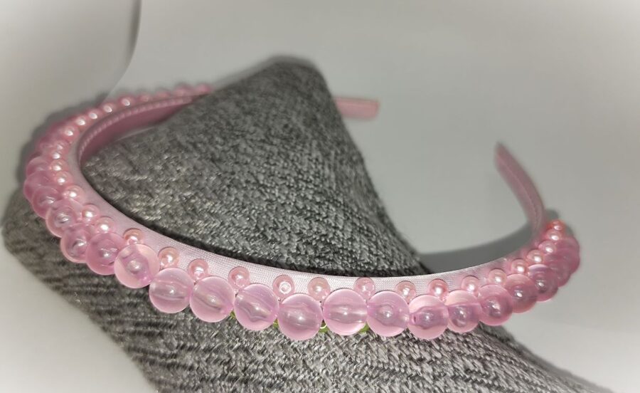 Rozā ar rozām un gaiši zaļām pērlītēm