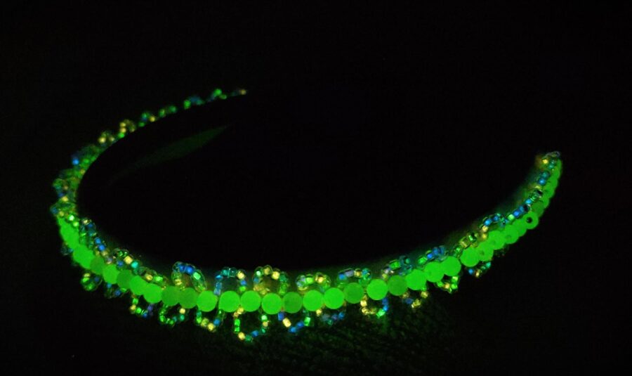 Rozā ar pērlītēm un līkočiem