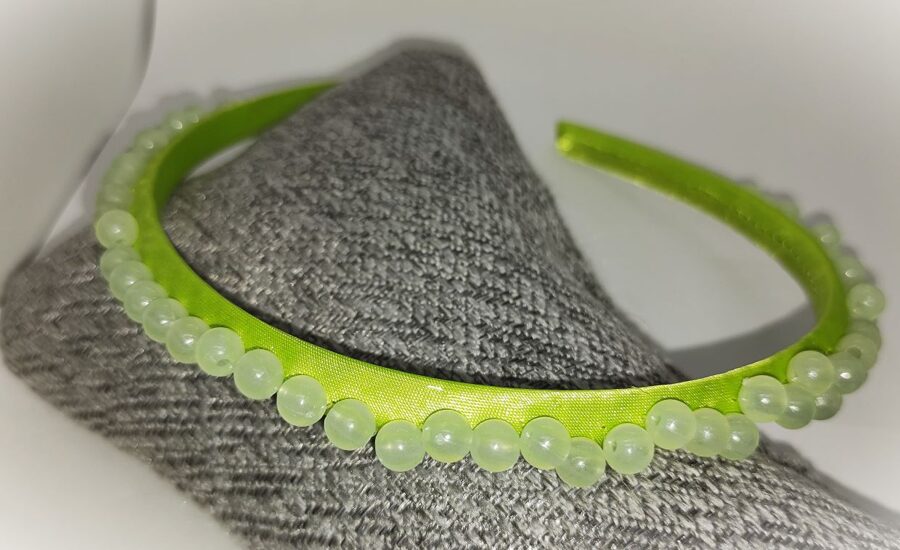 Saltātzaļā ar gaiši zaļu